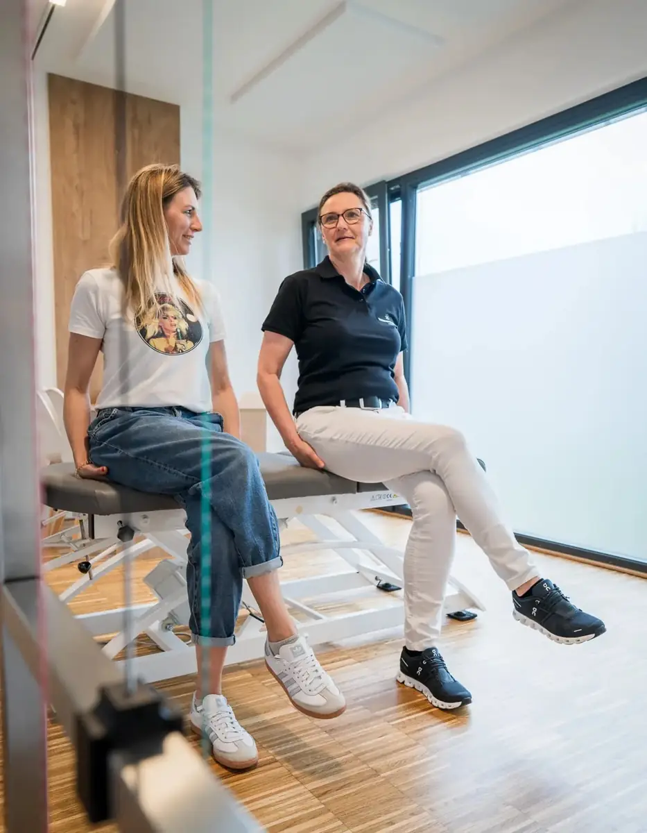 Loft mit Therapieausrüstung und warmen Holzdetails